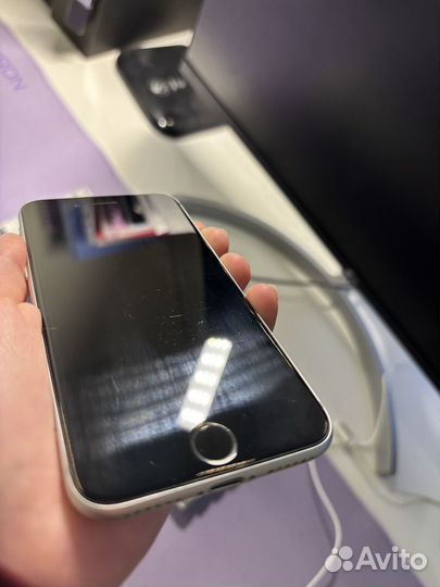 iPhone SE, 128 ГБ