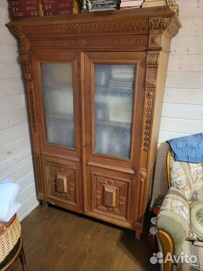 Антикварный шкаф