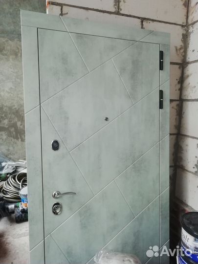 Дверь входная металлическая правая бу