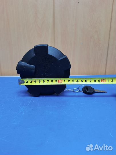 Крышка бака топливного пластик с ключами