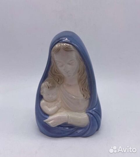Фарфоровая статуэтка «Дева Мария, младенцем»