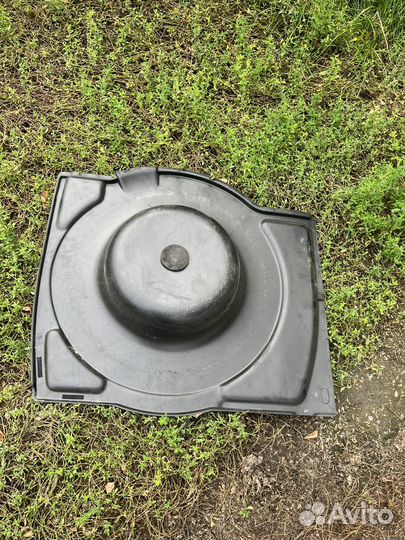 Кожух запасного колеса