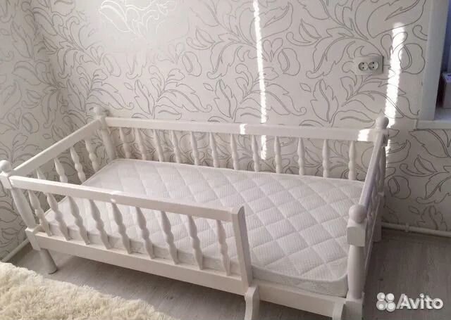Детская кроватка из массива