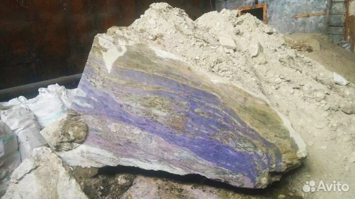 Камень чароит