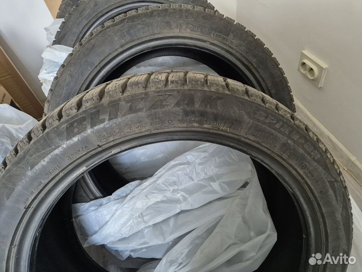 Bridgestone Blizzak Spike-02 235/45 R18 98T