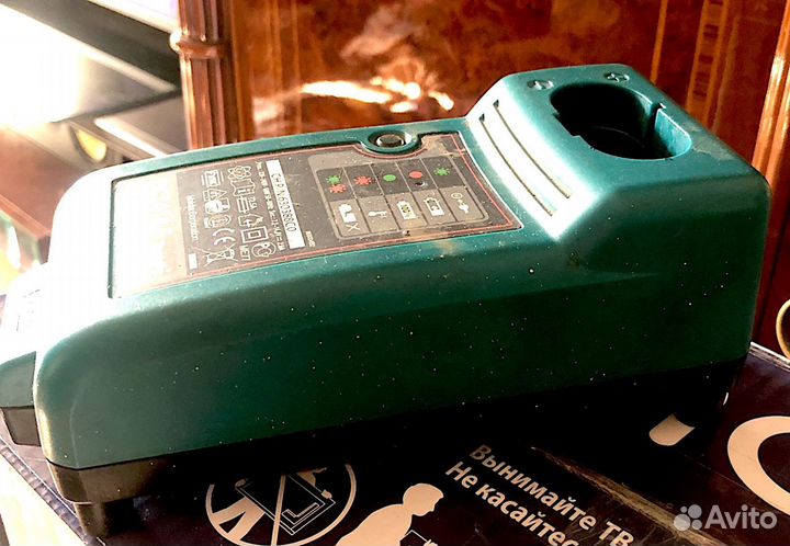 Зарядное устройство для шуруповерта Makita