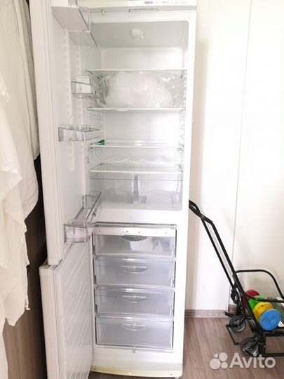 Холодильник на запчасти Атлант