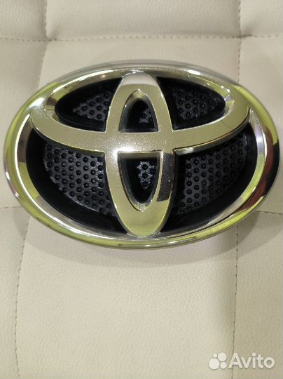 Эмблема передняя Toyota Auris E150