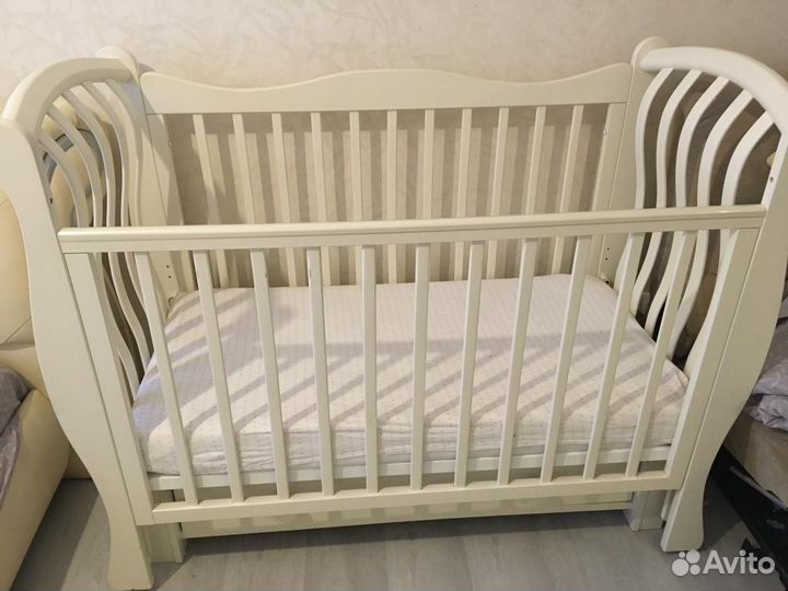 Детская кроватка с маятником