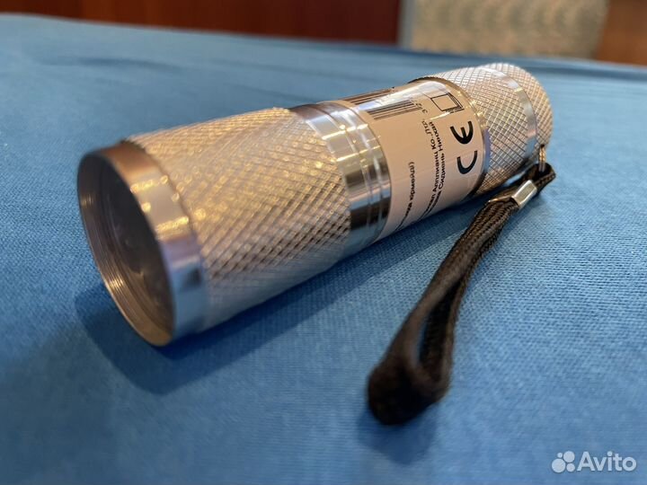 Отличный компактный фонарик серебристый