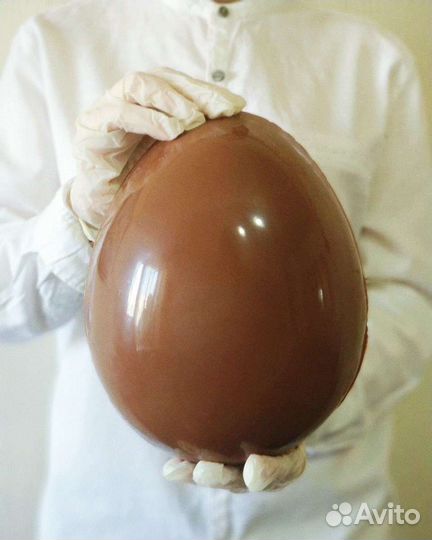 Большие шоколадные яйца и сердца