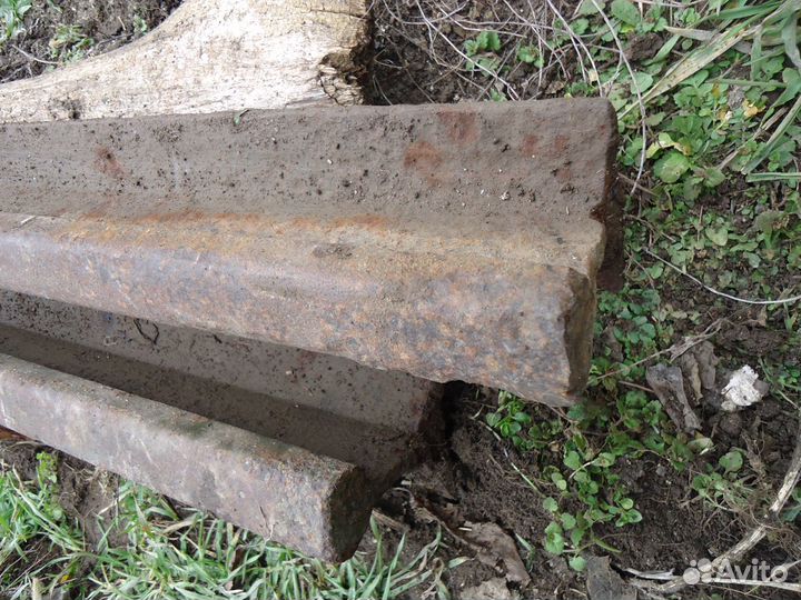 Старинный отрезок рельса узкоколейной ж/д