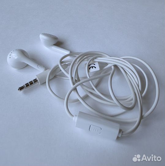 Белые проводные наушники