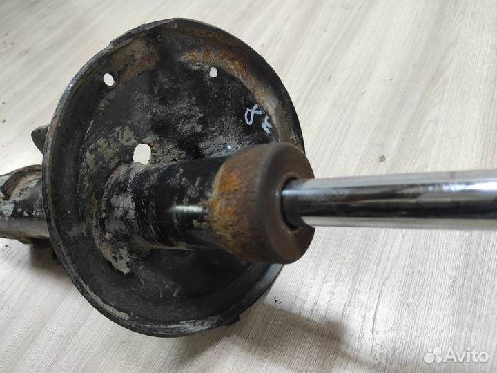 Амортизатор передний левый Toyota Camry XV20 с1996