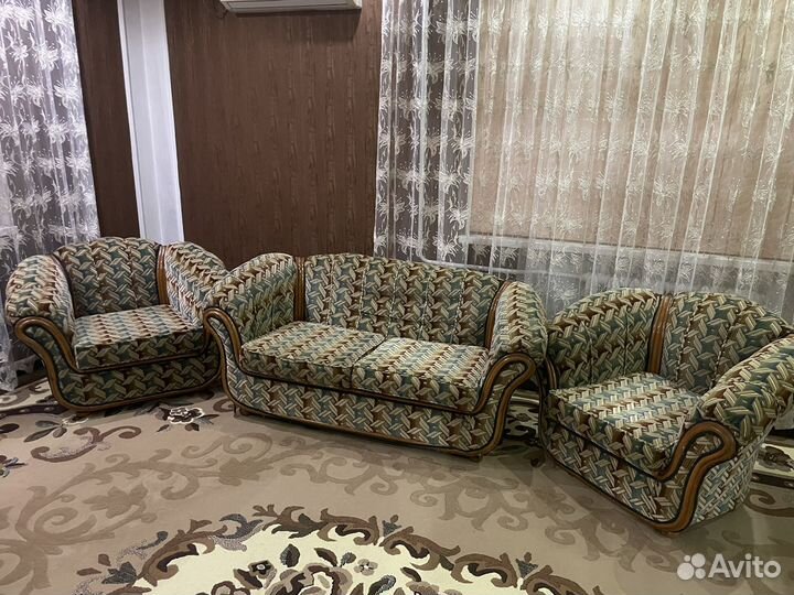 Диван с двумя креслами