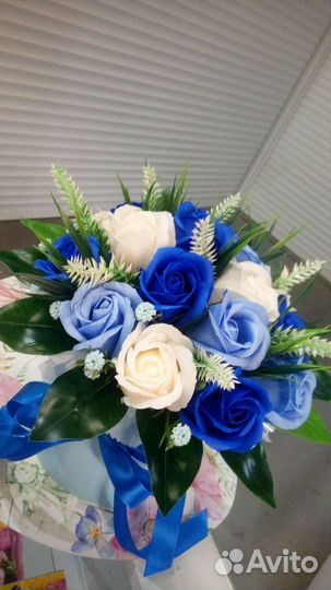 Цветы из мыла в шляпной коробке