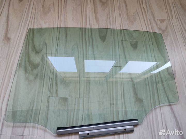 Стекло двери левое Toyota Premio Alion