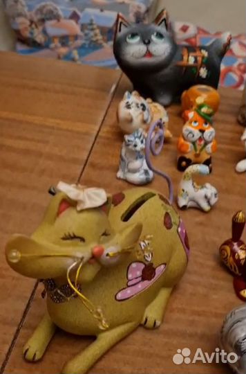 Коллекция фигурок кошек