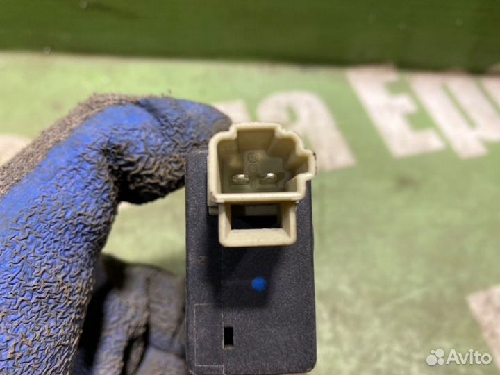 Активатор замка багажника Toyota Avensis AT220