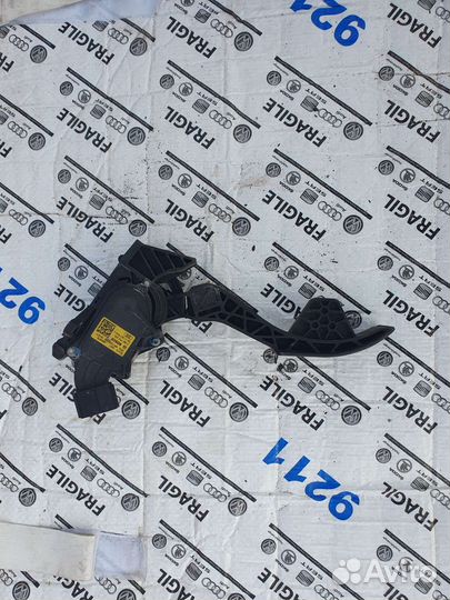 Педаль газа Шкода Рапид