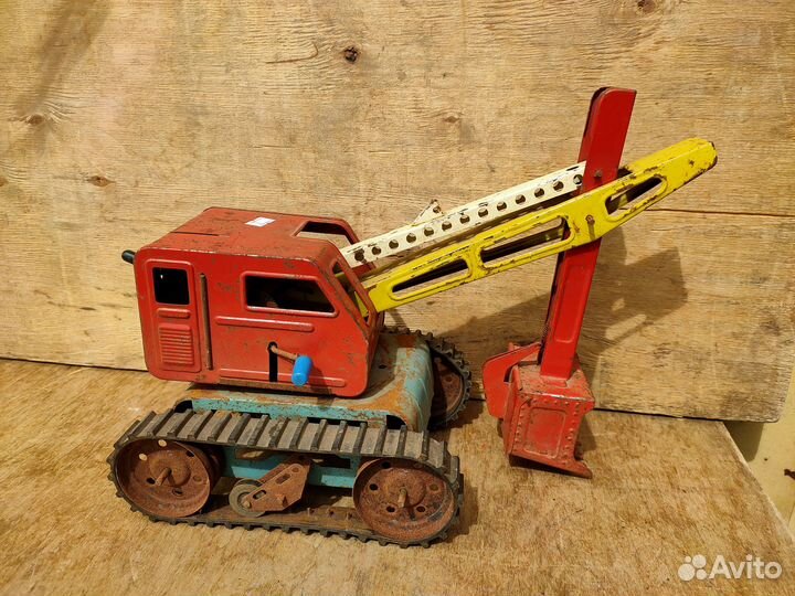 Экскаватор железный большой