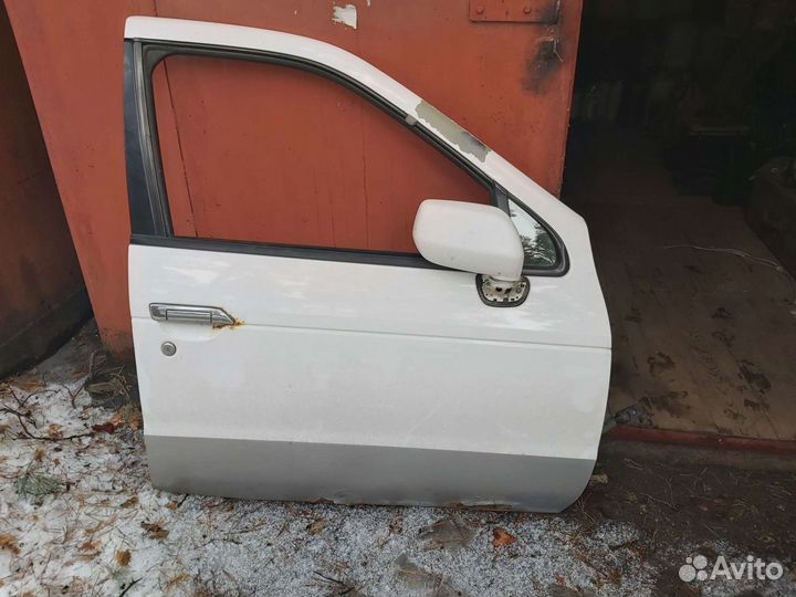 Дверь Nissan R nessa