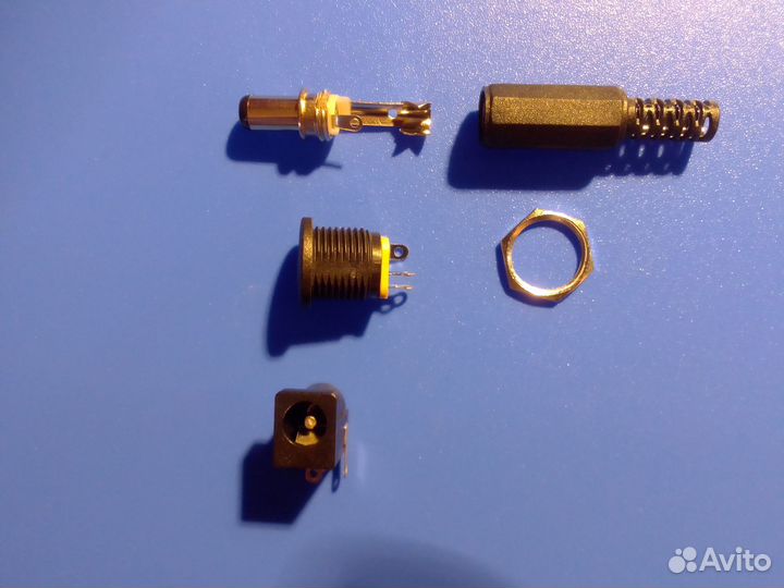 Комплект: 1 штеккер 2,1х5,5 - 2 гнезда