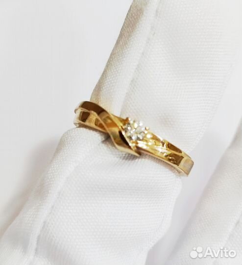 Золотое кольцо с камнем 15р