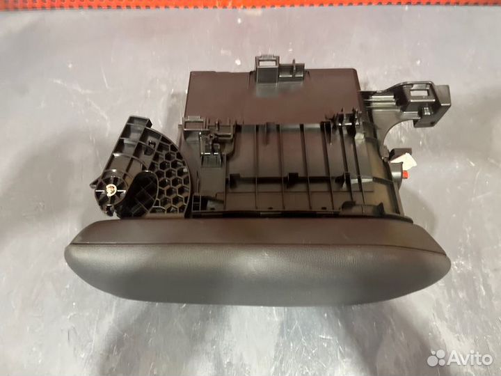 Подлокотник Toyota Rav 4 XA50 2021