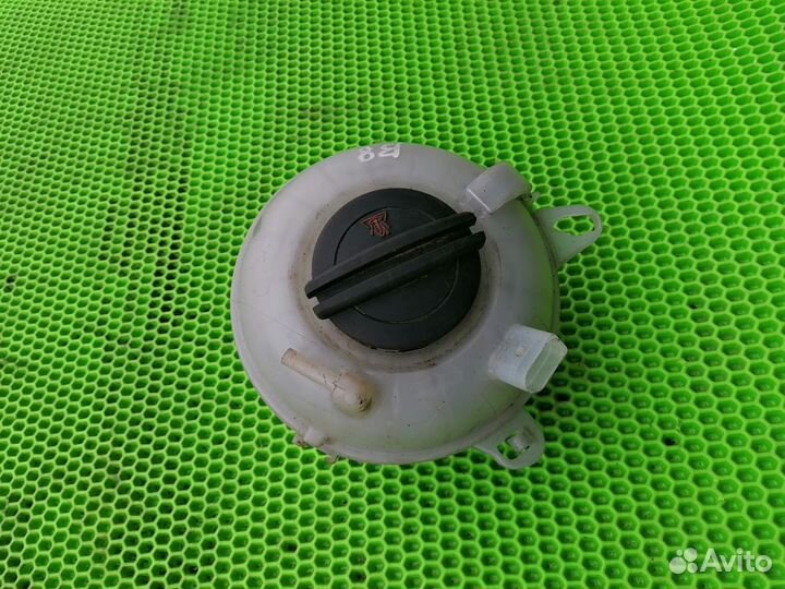 Бачок охлаждения на VW Passat B8 2015-2019