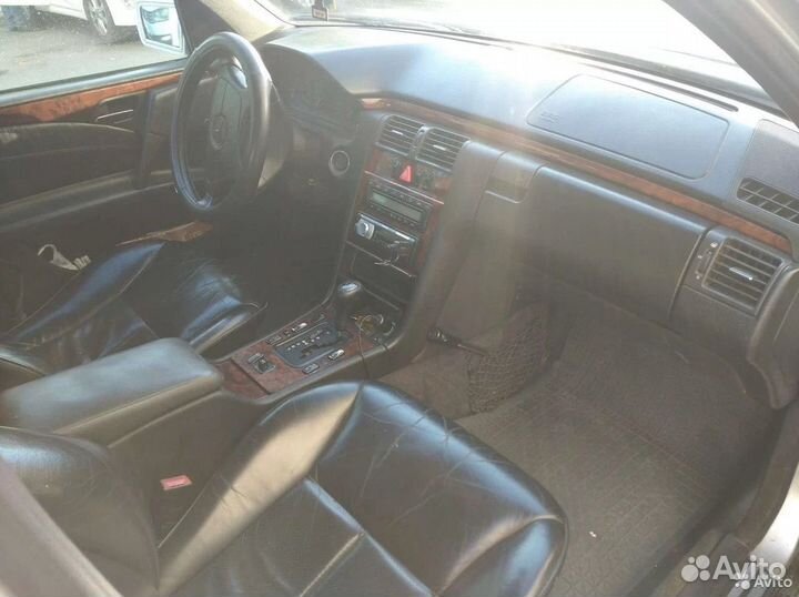 В разборе Mercedes E-Class W210 606.962 1998г