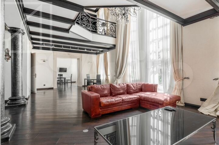 Коттедж 707 м² на участке 6 сот.