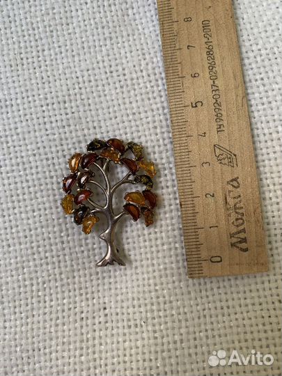 Брошь серебряная с янтарем