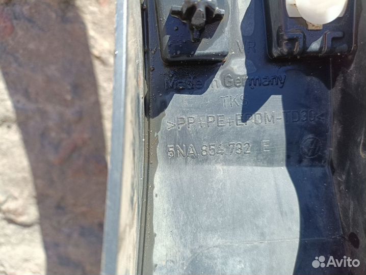 Накладка переднего крыла правого VW Tiguan 2017