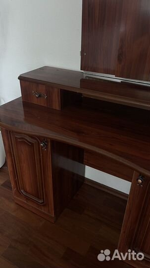 Трюмо с зеркалом