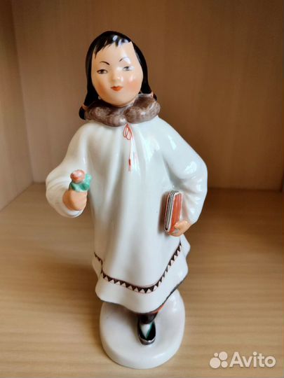 Статуэтка лфз «Якутка с цветком»