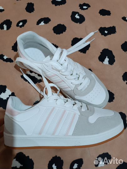 Кроссовки женские