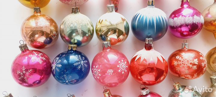 Елочные игрушки шары со снежинками и снежком ретро