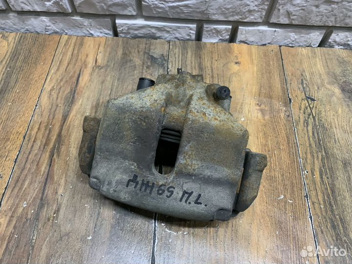 Volkswagen Jetta 6 Суппорт тормозной передний