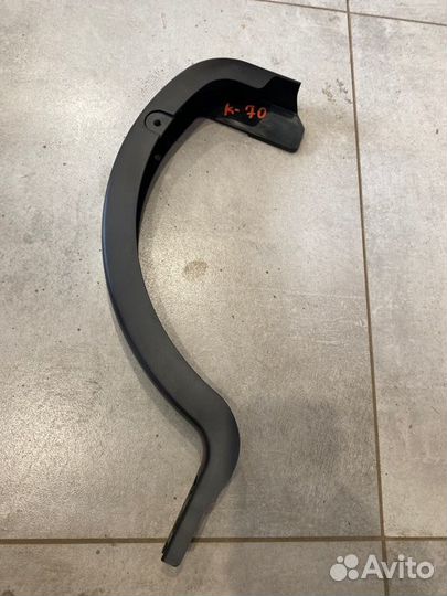 Накладка петли крышки багажника левая Toyota Camry