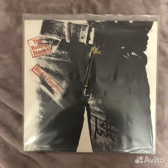 Автограф Чарли Уоттса на пластинке Sticky Fingers