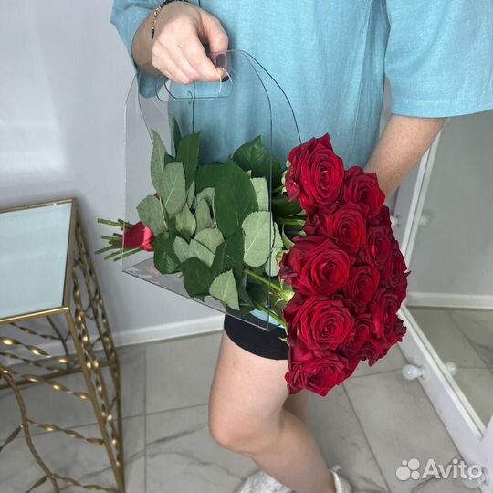 Розы в прозрачной стильной сумочке