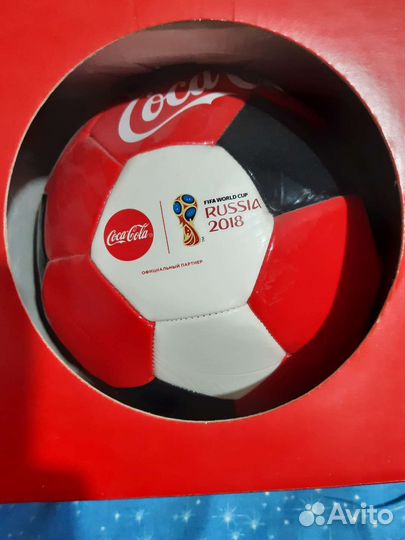Футбольный мяч кожа,и бокалы Coca-Cola