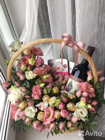 Корзина с цветами и шоколадом