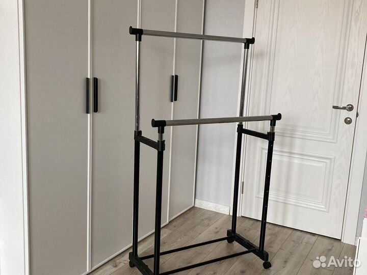 Вешалка напольная на колесах