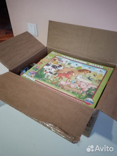 Детские игрушки в коробке