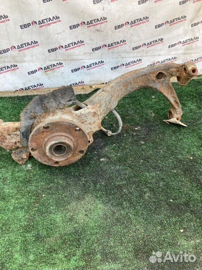 Кулак поворотный передний правый Volkswagen Passat