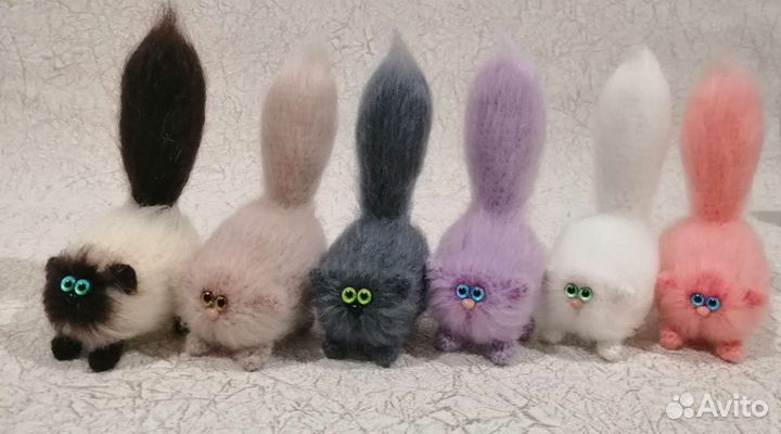 Вязаные маленькие коты. Ручная работа