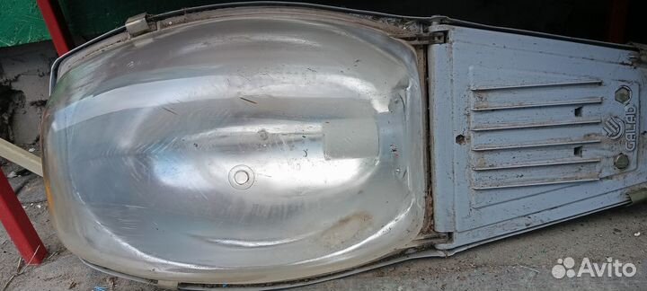 Огромный уличный фонарь. Без лампы