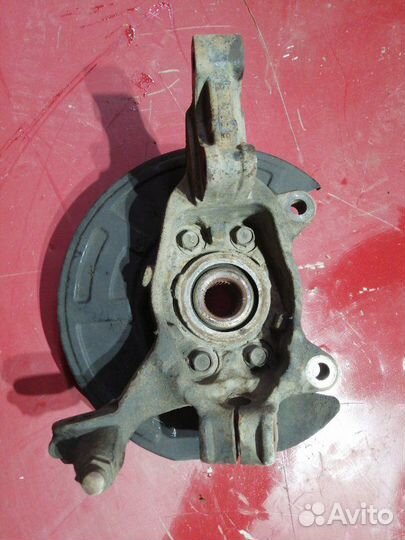 Поворотный кулак (со ступицей в сборе) передний